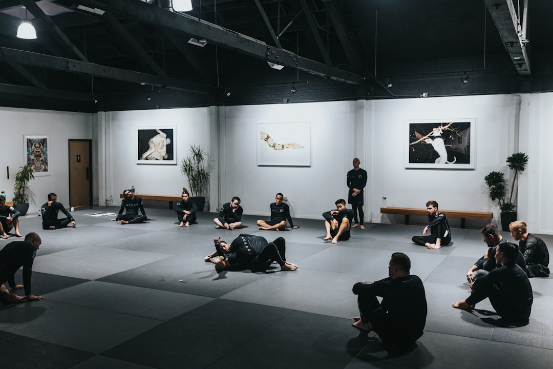 Un groupe de personnes énergiques participant à un cours de fitness en groupe, avec un instructeur dynamique au centre, illustrant la motivation collective.
