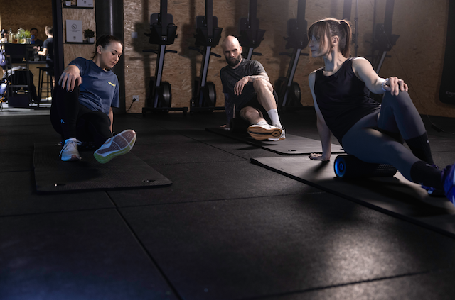 Une personne méditant sereinement sur un tapis de yoga dans une posture confortable, symbolisant le début d