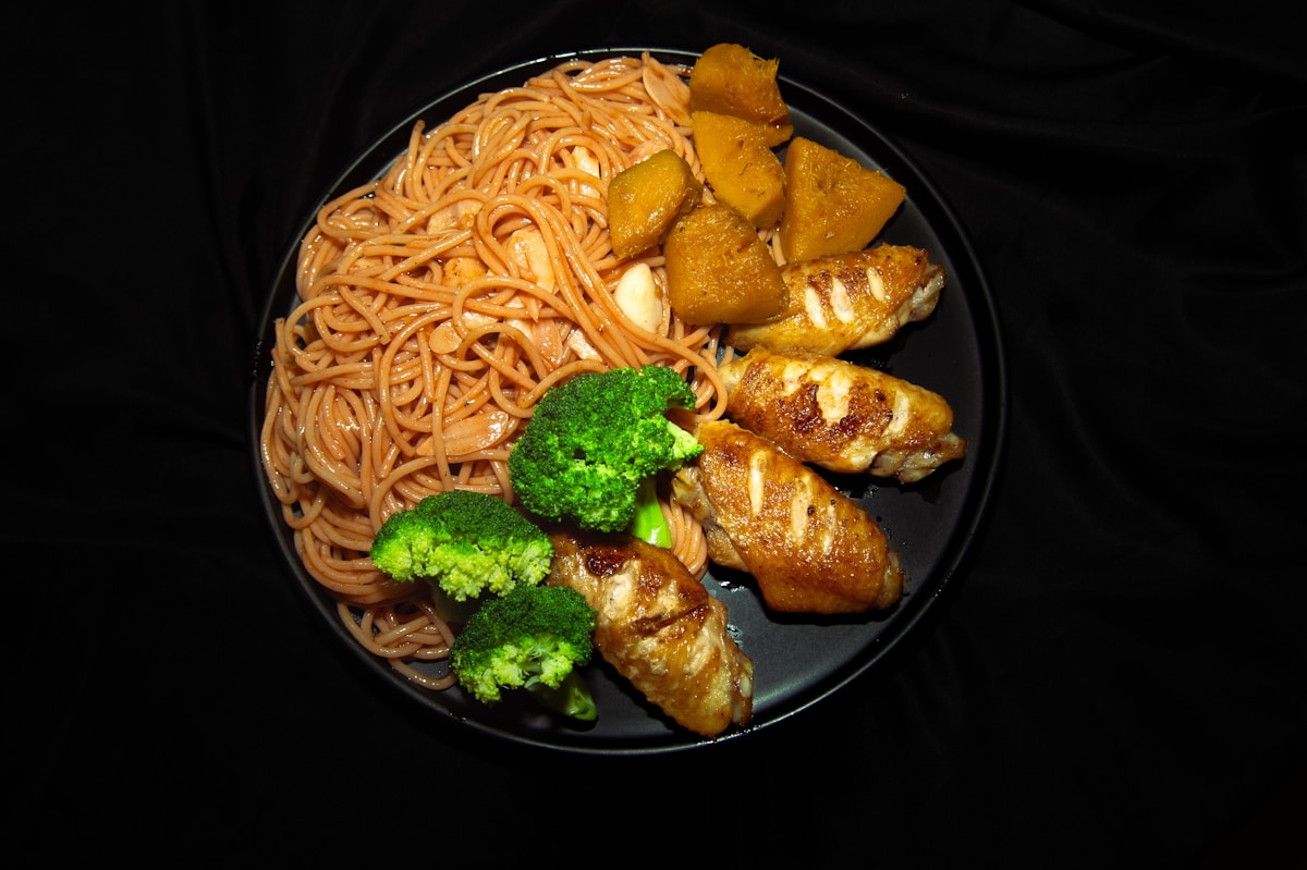 Spaghettis, poulet rôti, brocolis et pommes de terre dorées.