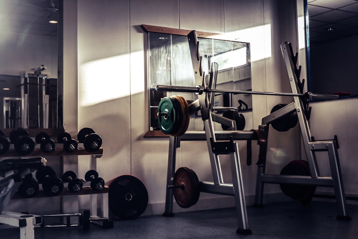 Équipement de musculation dans une salle de gym.