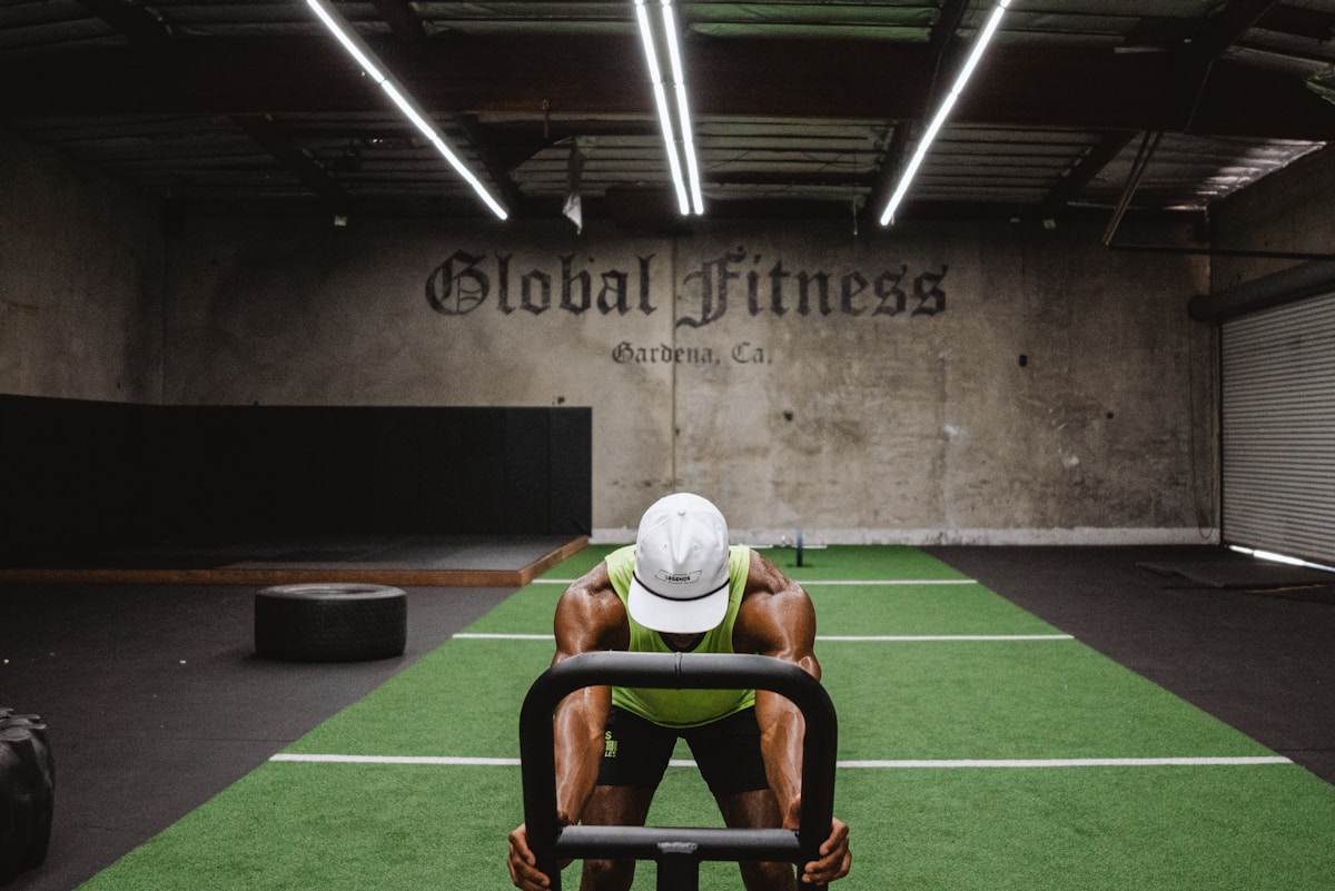 Homme musclé s'entraînant dans une salle de fitness.