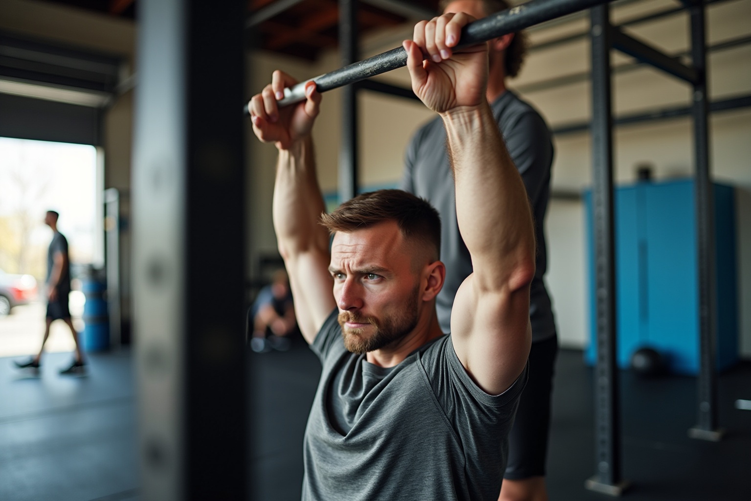 Homme barbu s'entraînant avec une barre de musculation dans une salle de gym.