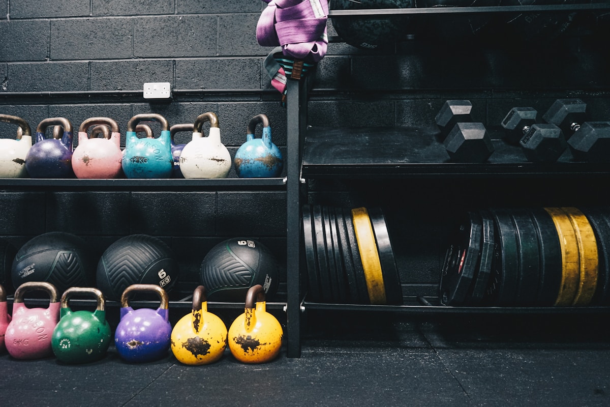Équipement de fitness coloré et varié dans un gymnase.