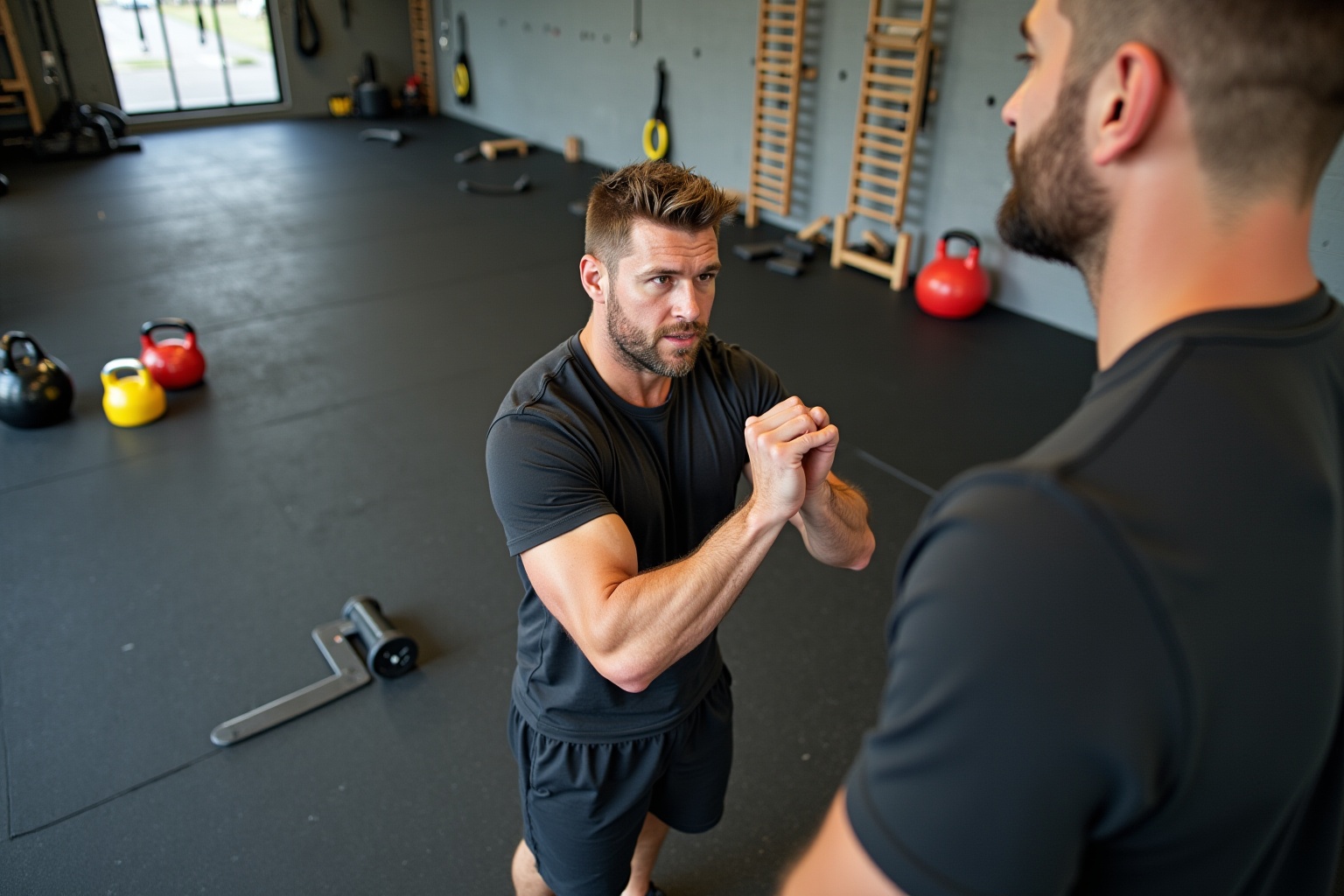 Deux hommes s'entraînent dans une salle de gym équipée.