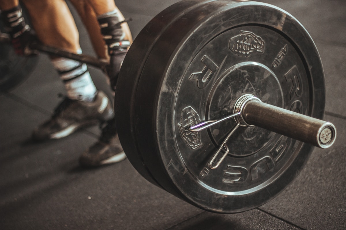 Haltère de musculation avec disque de poids en métal.