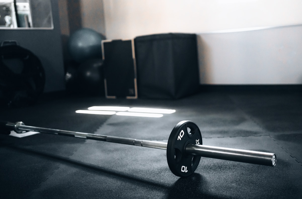 Haltère de 10 kg sur le sol d'une salle de sport.