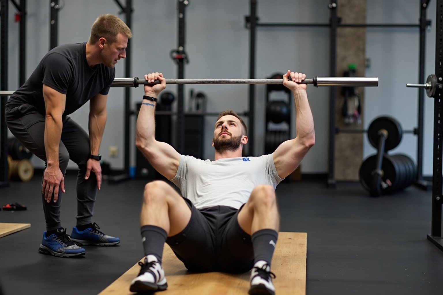 Deux hommes s'entraînent ensemble dans une salle de gym.