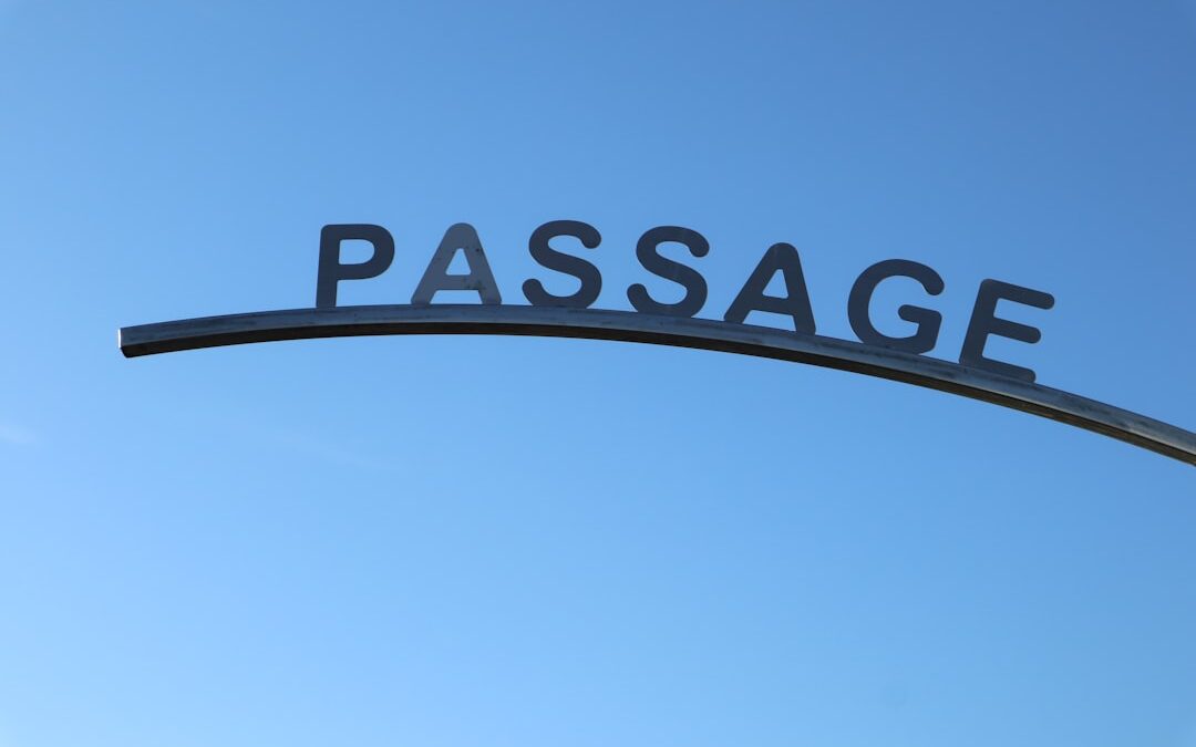 gainage transverse - a street sign that reads passage under a blue sky