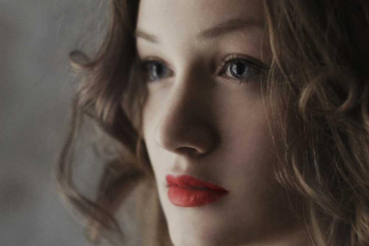 Femme aux lèvres rouges, regardant à gauche.
