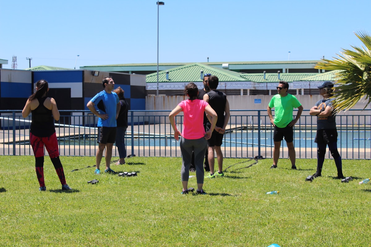 Groupe de personnes pratiquant une activité sportive en plein air.