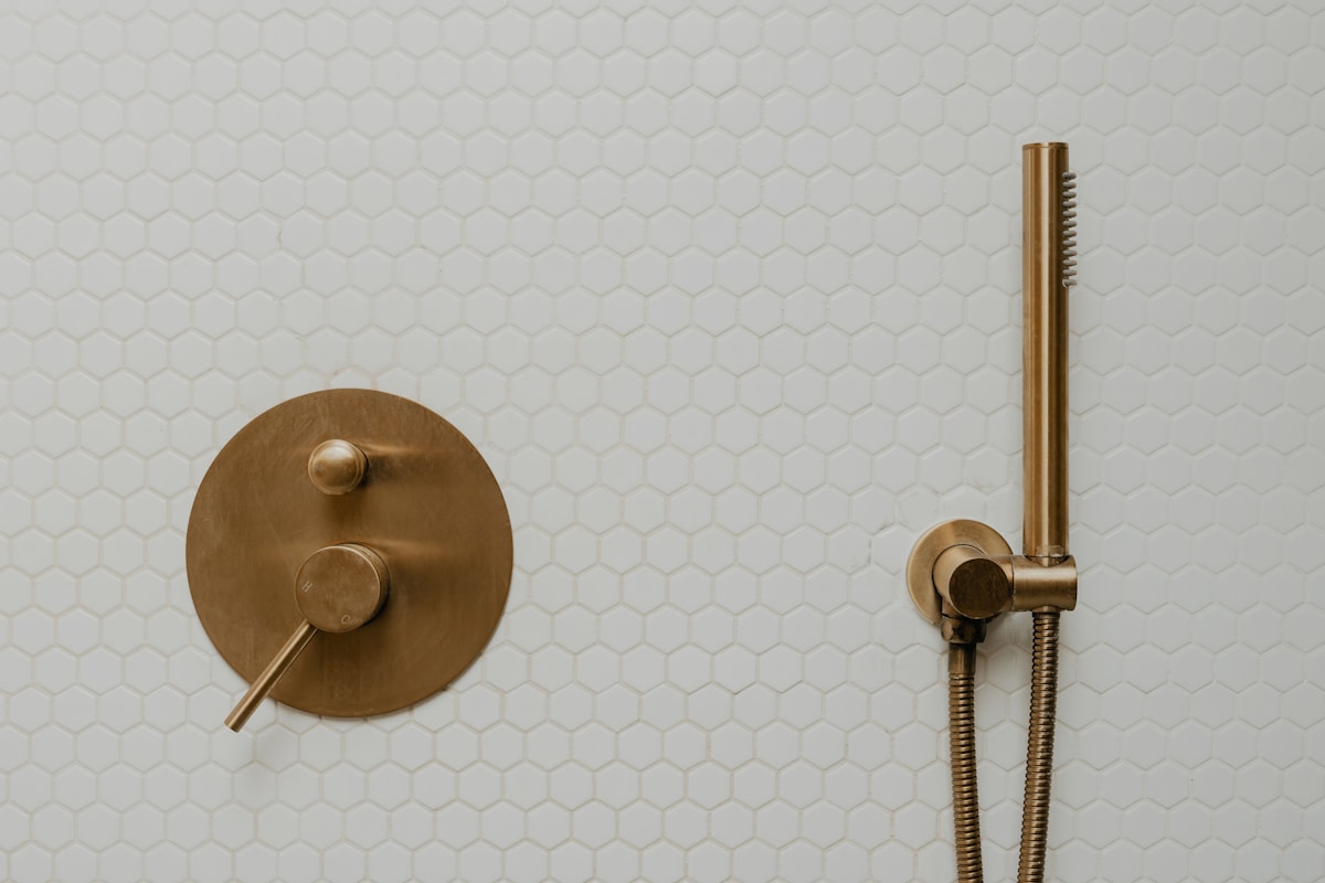 Une pomme de douche et un robinet de douche dans une salle de bain.