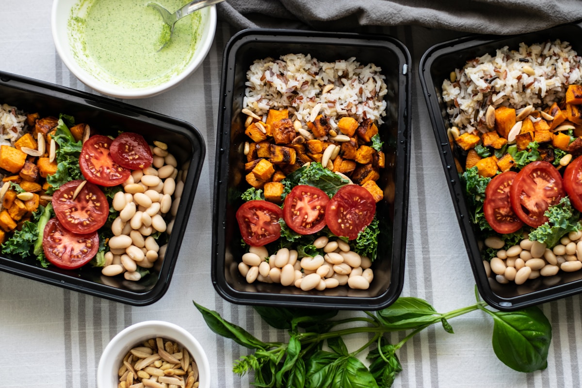 Repas sain et équilibré avec légumes, protéines et céréales.