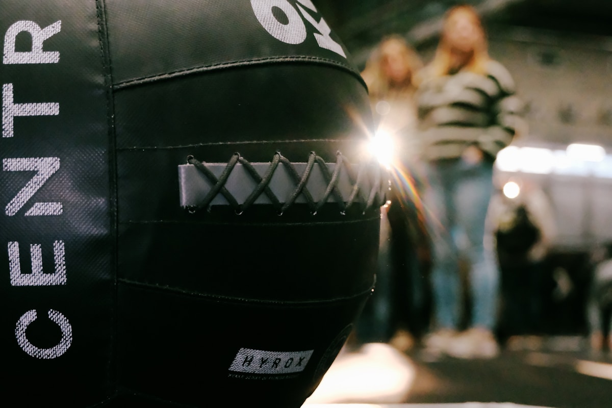 Casque de moto noir avec logo et détails réfléchissants.
