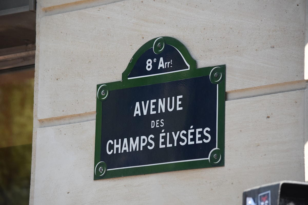 Panneau de rue de l'avenue des Champs-Élysées à Paris.
