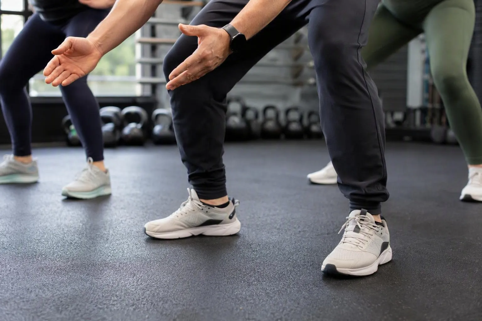 Groupe réalisant des squats dans une salle de sport