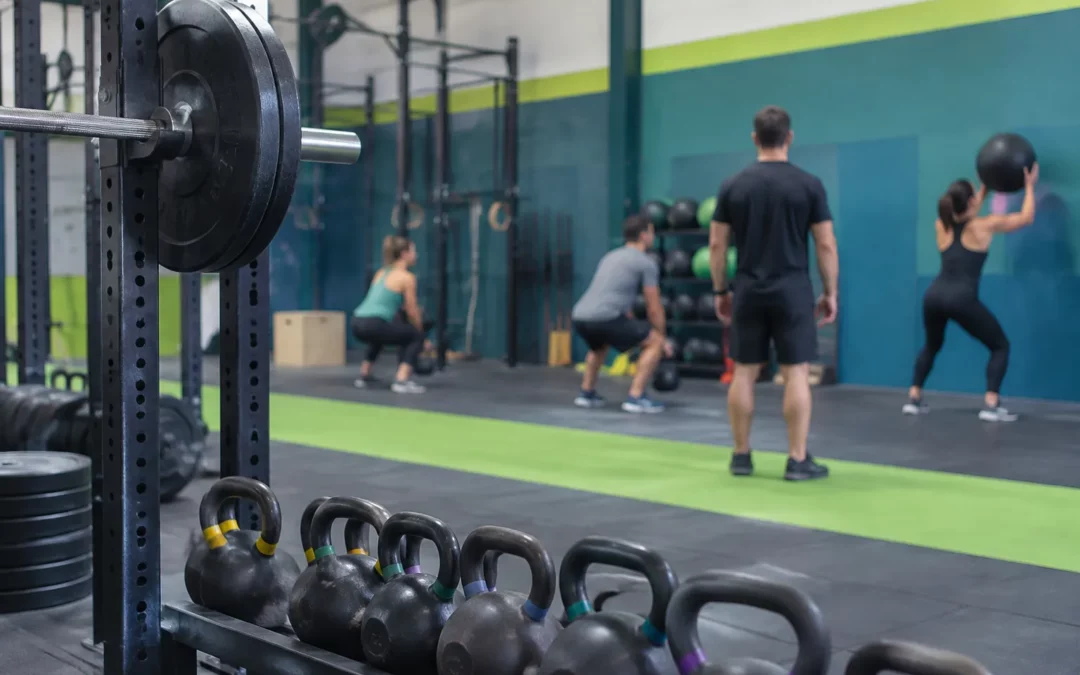 Photo d’une salle CrossFit à Renens avec barres, kettlebells et silhouette de coach, ambiance professionnelle.